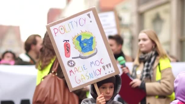 Wroclaw, Polonya - 29 Kasım 2019. İklim grevi. Bir çocuk üzerinde Lehçe yazılar olan bir afiş taşıyor. — Stok video