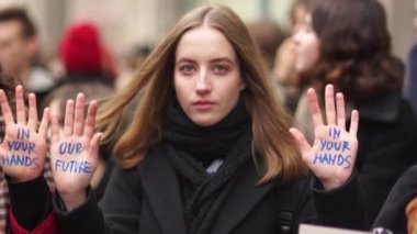 Wroclaw, Polonya-29 Kasım 2019. Öğrencilerin iklim grevi. Ellerinde yazılar olan genç kızların yakın portresi.