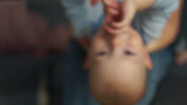 Clouse up moeder houdt haar zoon doen handstand in haar slaapkamer. Moeder en zoon hebben plezier thuis, lachen en rotzooien, close portrait, Moederdag — Stockvideo