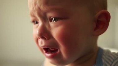 Ağlayarak tek başına ağlayan 18 aylık bir bebeğin portresi. Yakın portre, çocukların psikolojik gelişimi