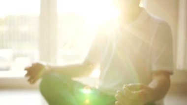 Meditasyon ve yoga. Ruhani bir uygulama, yaşlı bir yogi lotus pozisyonunda yerde oturuyor. Güneş parlıyor