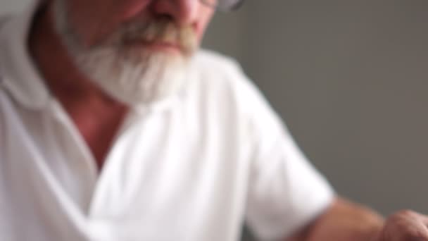 Close-up of the hand of an elderly man working with a laptop. Dial text, pensioner and laptop — Stockvideo