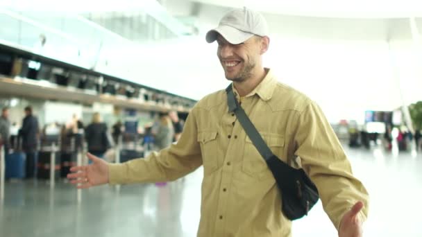 Marido e mulher se conheceram no aeroporto depois de uma longa separação. Família feliz, homem e mulher amigos reunião no aeroporto, conceito de viagem — Vídeo de Stock