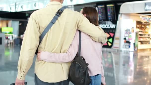 Nohy mladého páru se zavazadly na letišti, pojetí cestování a služební cesty. Manžel a manželka na letišti spěchají na let, odlet — Stock video