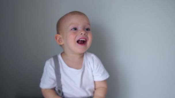 Κοντινό πορτραίτο ενός μωρού δύο ετών που ούρλιαζε. Ένα παιδί στο νηπιαγωγείο, προσαρμογή στην ομάδα, ευτυχισμένη παιδική ηλικία — Αρχείο Βίντεο