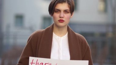B gezegeni yok. İklim grevi. Elinde posterle genç bir kız öğrencinin açık hava portresini kapat.
