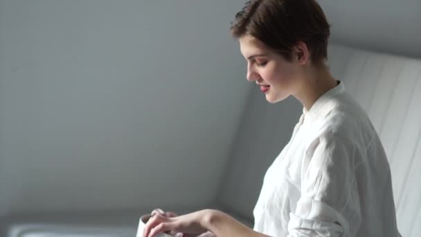 La fille déballe une boîte avec une robe. Portrait d'une jeune mariée, robe vintage, femme heureuse — Video