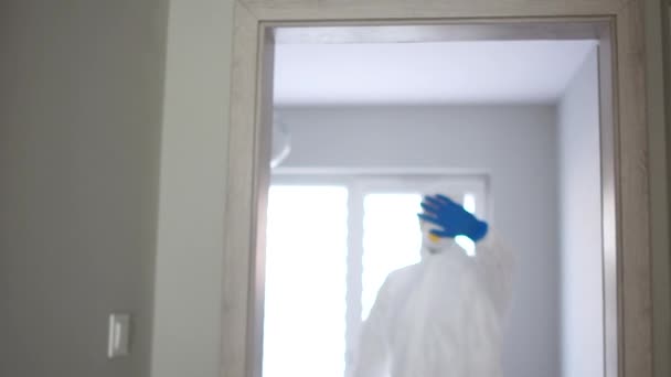 Blízký portrét muže v bílém ochranném obleku. Doktor napřáhne ruku a gesta se zastaví, žádný vstup, nebezpečí infekce. Koronavirová pandemická hrozba — Stock video