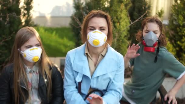Young beautiful woman in a protective mask and two masked children on a walk during quarantine. Coronovirus Epidemic, Covid-19 — Stock Video