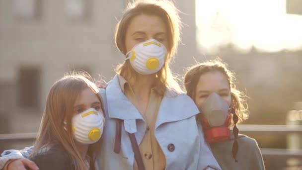 Rodzina w maskach ochronnych. Młoda piękna kobieta w masce ochronnej i dwoje zamaskowanych dzieci na spacerze podczas kwarantanny. Epidemia koronowirusa, Covid-19 — Wideo stockowe