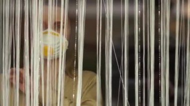 Evinin penceresinde koruyucu maske takmış güzel, gülümseyen genç bir kadının portresi. Coronovirüs salgını, covid-19, kendini izole etme ve karantina