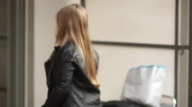 Koruyucu maskeli bir kız ve anne evlerinde. Kız yürüyüşten döndü, karantina yürüyüşü, Covid-19