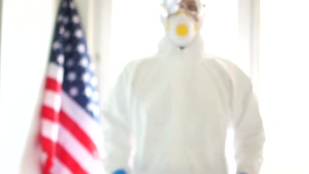 Covid19 épidémie de coronavirus aux États-Unis. Portrait rapproché d'un homme en costume de protection portant une pancarte indiquant Covid19. Quarantaine et auto-isolement — Video