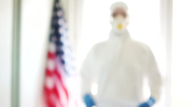 Covid19 koronavirová epidemie v USA. Blízký portrét muže v ochranném obleku s nápisem "zůstaň doma". Karanténa a samostatná izolace — Stock video