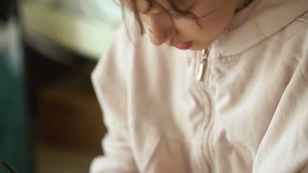 Dessin triste d'une adolescente, portrait d'une fille avec des larmes. Une écolière dessine avec des crayons dans une boîte à croquis alors qu'elle est assise par terre dans sa chambre — Video