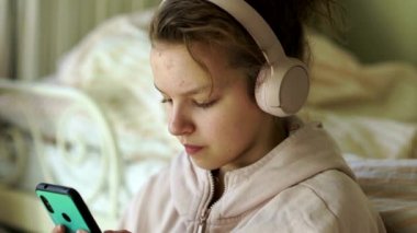 Kız öğrenci karantinada, kendini izole ediyor. Genç bir kız, akıllı bir telefonun elinde müziği kurutur ve hayal kurmaya başlar. Çocuklar ve Gadget