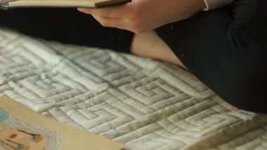 Bir genç kızın yakın plan portresi çizim kutusunda pastel boyalarla çiziliyor. Karantina hobileri