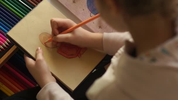 Близький портрет дитини малює кольоровими олівцями людини з знаком питання замість обличчя. Дитяча психологія, тривога та юність. Школярка під час карантину — стокове відео