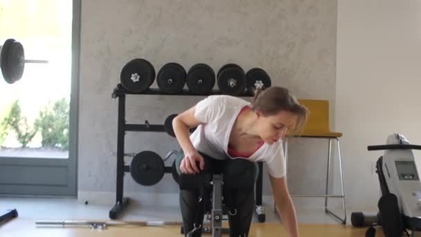 Entraînement de femme avec puissance foutue dans la salle de gym à la maison. quarantaine sport, mode de vie sain — Video