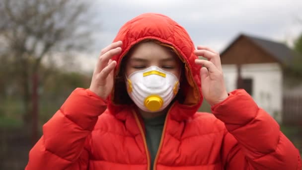 Tonåringen tar bort en skyddande medicinsk mask och andas glatt in ren luft, ett utomhusporträtt, coronovirus covid-19. Slut på karantänkonceptet — Stockvideo