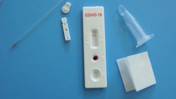 Set for carrying out express diagnostics blood on coronovirus covid-19. Negative test result for SARS-CoV-2 — Stock Video