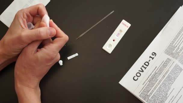 Teste rápido covid 19. Teste cassete e um kit de reagentes para auto-amostragem de sangue para análise em coronovírus covid-19. A reação no cartucho após misturar os reagentes. Parte 2 — Vídeo de Stock