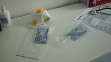 Wroclaw Polonya - 23 Nisan 2020. Hızlı test covid 19. Bir virüs hastalıkları doktorunun masaüstü bilgisayarı. Coronovirüs Covid-19 invazif yönteminin saptanması için kaset testi