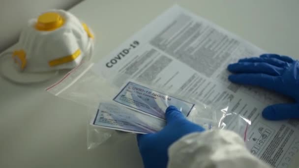 Vratislav Polsko - 23. dubna2020. Rychlý test covid19. Lékař položí na stůl testovací kazetu pro analýzu koronaviru SARS-CoV-2 — Stock video