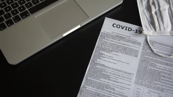 Breslau Polen - 23. April 2020. Schnelltest covid 19. Die Durchführung eines Tests auf Coronovirus covid-19 zu Hause. Bausätze mit Testkassette liegen auf einem Tisch neben einem Laptop — Stockvideo