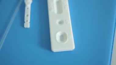 Wroclaw Polonya - 23 Nisan 2020. Hızlı test covid 19. Koronovirüs Covid-19 teşhisi için kullanılmamış test kasedini aç. Reaktörlü bir set, bir korozof, bir pipet ve bir dezenfektan bezi.