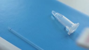 Coronovirüs covid-19 'un belirlenmesi için test kaseti. Ekspres test covid-19. Virüs teşhisi SARS-CoV-2