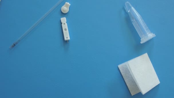 In Großaufnahme legt ein Arzt eine gebrauchte Testkassette mit dem Schnelltest covid-19 auf den Tisch. Die Arbeit des Labors während der Coronavirus-Pandemie. Kommerzielle und staatliche Labors — Stockvideo