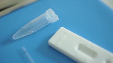 Covid-19 test seti, mikrobiyologların laboratuvar asistanının masasında duruyor. Kan testi için hazırlık yapıyorum. Koronovirüs teşhisi sars-cov-2