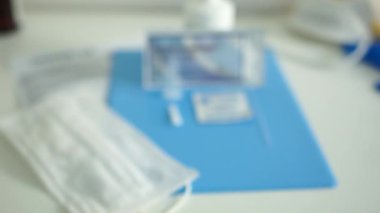 Wroclaw Polonya - 23 Nisan 2020. Hızlı test covid 19. Kan toplama kiti, korkutucu, alkol bezi ve doktor masasındaki reaksiyonlarla yakın çekim test kaseti.