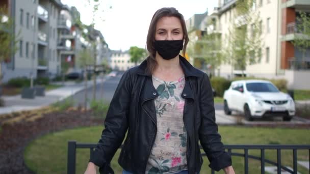 Meisje met een zwart masker met een poster weer aan het werk. Het protest tijdens quarantaine coronovirus covid-19 tegen de sluiting van kleine en middelgrote bedrijven. Quarantainebeperking staking — Stockvideo