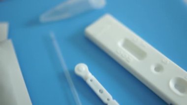Koronovirüs sars-cov-2 teşhisi. Açık ekspres test Covid-19 seti mikrobiyologların laboratuvar asistanının masasında yatıyor. Kan testi için hazırlık.