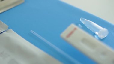 Doktor sars-cov-2 koronovirüs teşhisi için bir set hazırlıyor. Kaset, reaktörler, korkutucular ve dezenfektan mendiller. Express Test Coveid-19