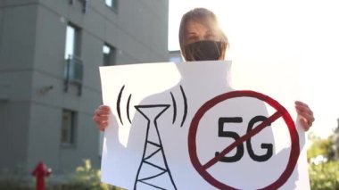 İnsanlar 5G teknolojisi ve 5G uyumlu anten konuşlandırmasına karşı yapılan protestolara katılıyor..