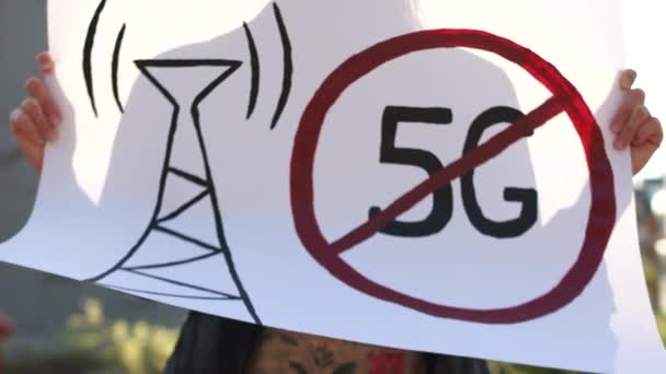 Människor deltar i en protest mot 5G-tekniken och 5G-kompatibel antennutbyggnad. — Stockvideo