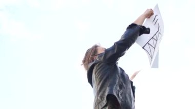 5G teknolojisinin yayılmasını protesto etmek. Mobil ağ 5G modern teknoloji. Gökyüzü arka planında posteri olan bir kızın portresi. 5G protesto