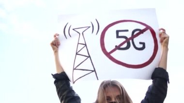 Maskeli genç öğrenci 5G teknolojisiyle bir telekomünikasyon ağının kurulmasını protesto ediyor. Covid-19 karantinasında saldırı