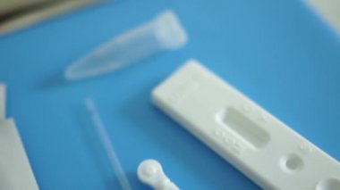 Hızlı test covid-19 test kaseti, pipet, reaksiyonlu matara tüpü ve korkuluk. Koronovirüs teşhisi sars-cov-2