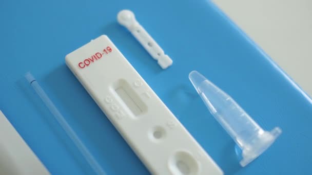 Sars-Cov-2 Coronovirus Rapid Diagnostik Kit 'in paketini açıyorum. Kaset, sterilizatör, reaktör, pipet ve dezenfektan mendil testi. Ekspres test covid-19 — Stok video