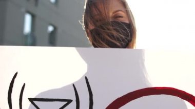 Koronavirüs karantinası sırasında sosyal protestolar, hakların kısıtlanmasına karşı protestolar. Siyah maskeli kız 5G teknolojisi ve 5G uyumlu anten konuşlandırmasına karşı bir protestoda yer alıyor.
