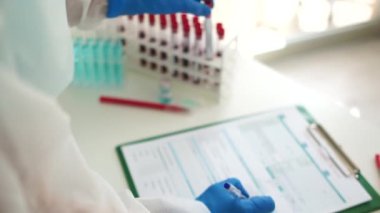 Covid 19 pozitif bir test. Koronavirüs için kitle testi, laboratuvar test sonuçları, PCR teşhisleri, virüse karşı antikorların tespiti.