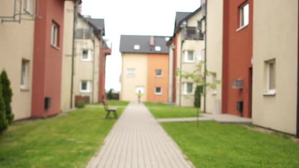 Klasgenoten, een jongen en een meisje, begroeten elkaar door hun ellebogen aan te raken. Terug naar school na quarantaine. Contactloze begroeting, sociale afstand — Stockvideo