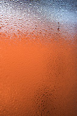 Turuncu cam pencere arka plan üzerinde yağmur damlaları