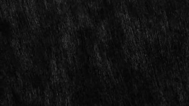 Yavaş başlangıç ve bitiş ile siyah arka plan üzerine düşen yağmur damlaları