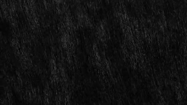 Căderea picăturilor de ploaie în mișcare lentă pe fundalul negru cu început și sfârșit — Videoclip de stoc