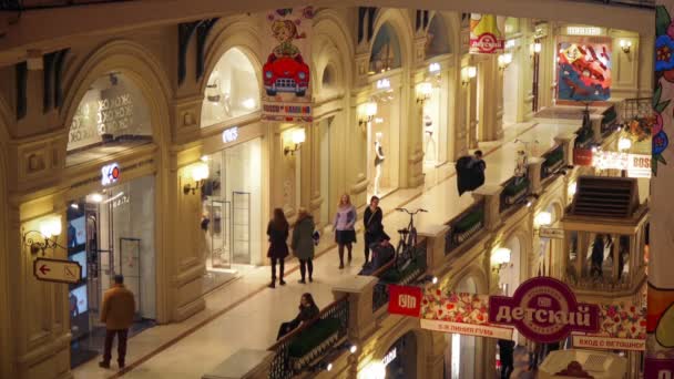Personer gå över handel rader i Moskva tuggummi shop — Stockvideo